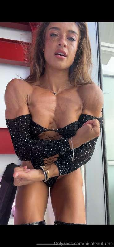 LOTSS of flexing and dirty talk 😛 veins and striations every..