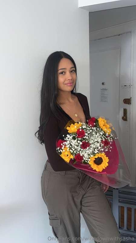 Hi Babes. 🌹🌻

Roses and Sunflowers are my absolute favorite ..