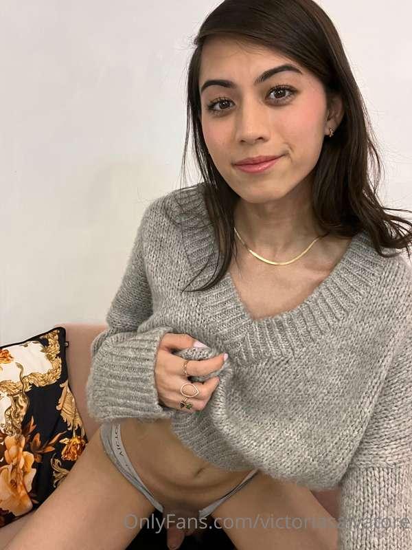 it would be so hot kissing one of you while another fucks me..