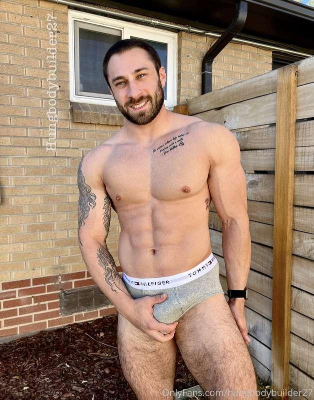 A few more of these outdoor posing pics 💪🏼😜 bit of a busy ne..