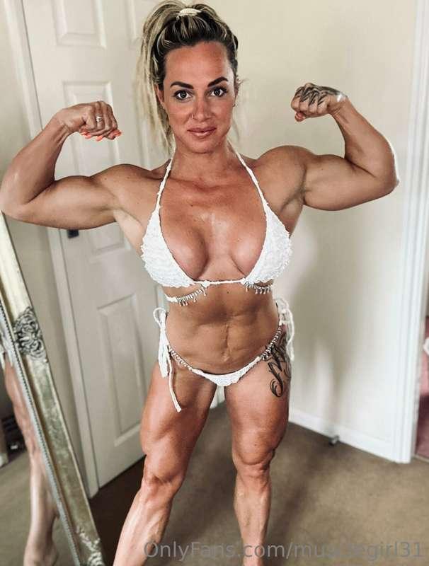 Naked flexing dick ratings 😈 3….2…1… SEND!!  + don’t forget ..