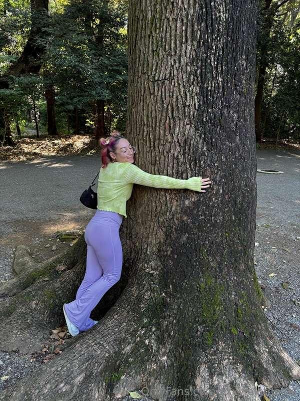 Sometimes you need to hug a fuckin 🌳 to get some love ....