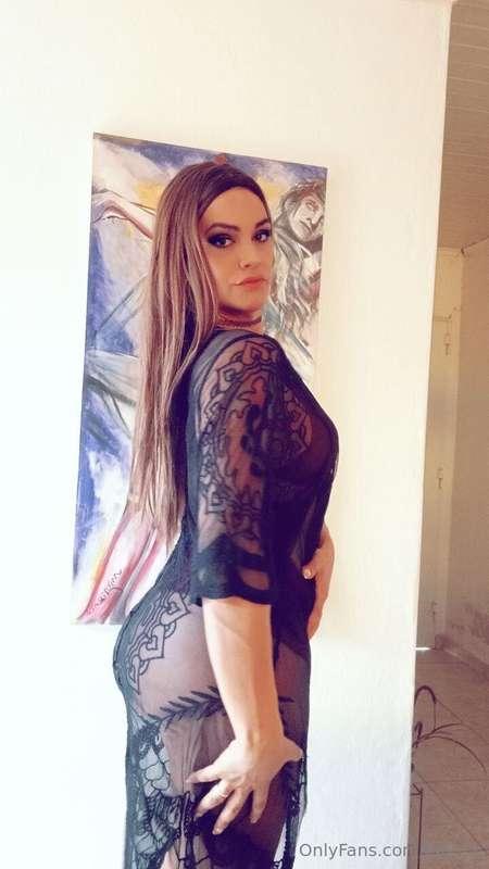 Soft lips. Sharp mind. Dangerous intentions💋 🖤Which one do y..