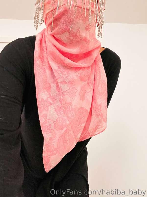 My Hijaab smells sweet with my lips breathing all over 🥹