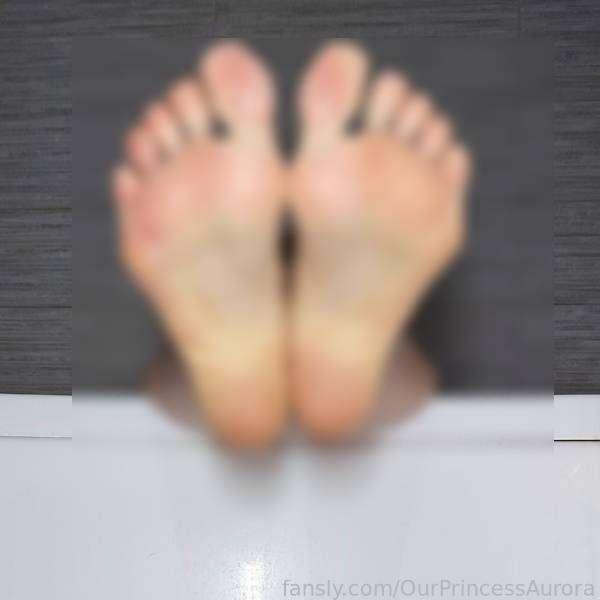 Your Princess in Bathtub 🛁🧽🚿

Don’t you wanna missed this bathtub feet photo set that can make your 🍆 hard.. 
avail and see me in the bathroom your princess is waiting for you to💦🍆🦶🏻

#smoothfeet #freshfeet #feet #footfetish #soles