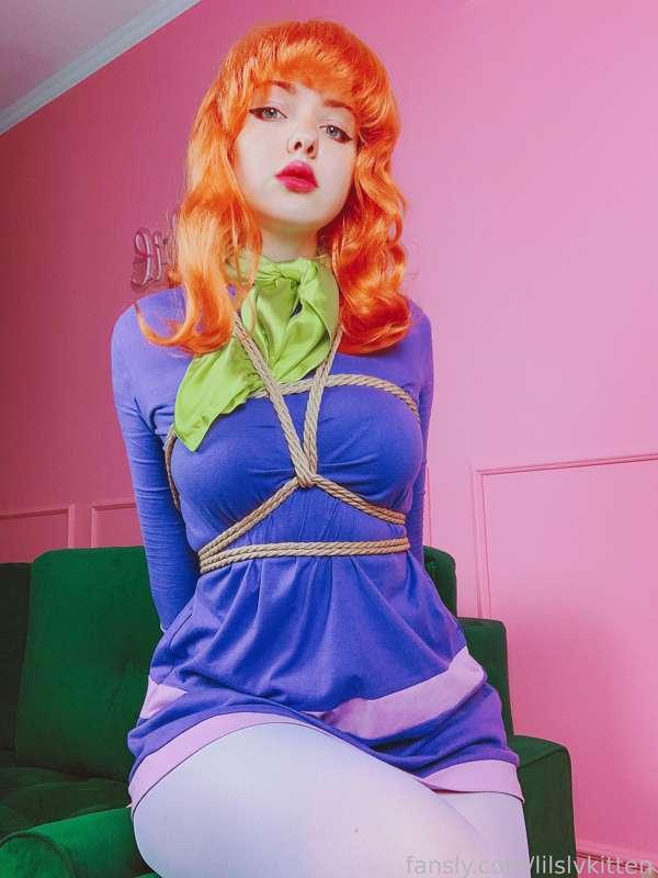 is Daphne really a damsel in distress or is it a self tie? 🤫
#scoobydoo #cosplay #gagged #daphne #tiedup