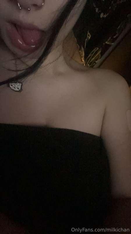 Do you like my necklace? 🌚