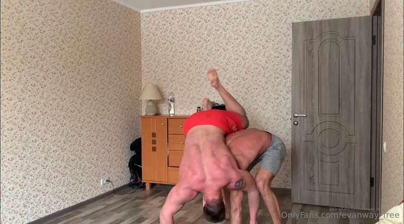 Amazing fighting show 💣🔥 20$🎥 Two horny muscle guys 🤤🤤 Showi..