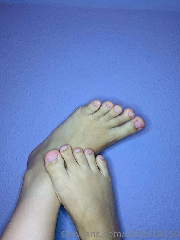 Nude pedicure with purple background 💜