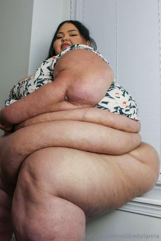 Fat Friday 10/13
Huge in Heels 
Photoset Pt. 2