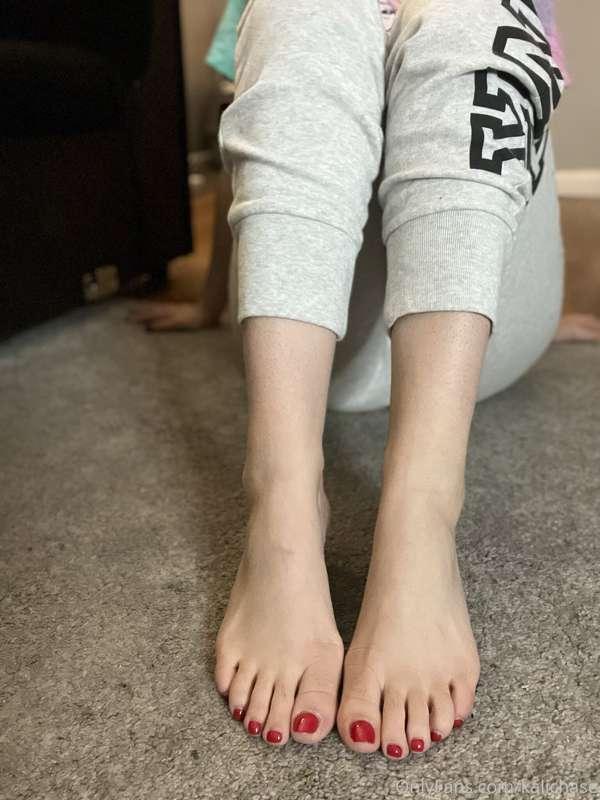Little red toes 😍
