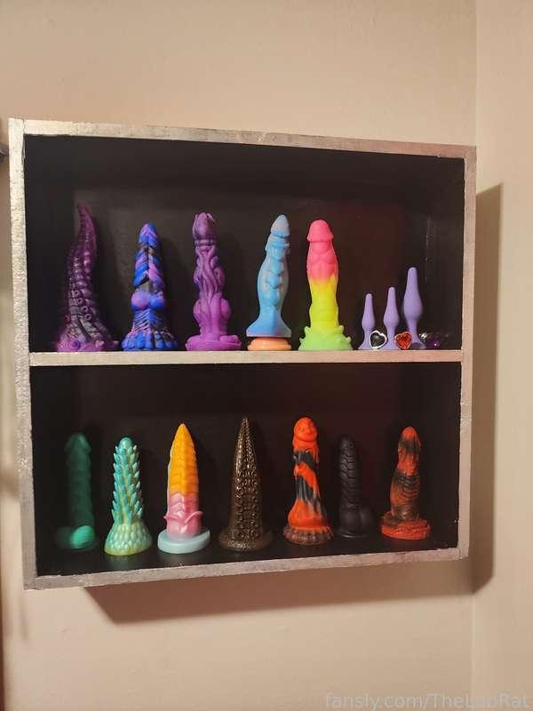 😍New toy shelf and alien dildo unboxing!🥰

I made the shelf with my roommate @the_butler96 so i could expand my toy collection a bit more😋 


#SFW #unboxing #sextoy #DIY #dildos #baddragon #fyp #goth #alt #toys