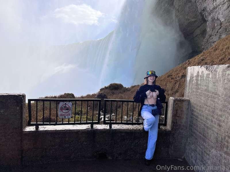 The sign said no jumping but it didnt say no flashing🍒