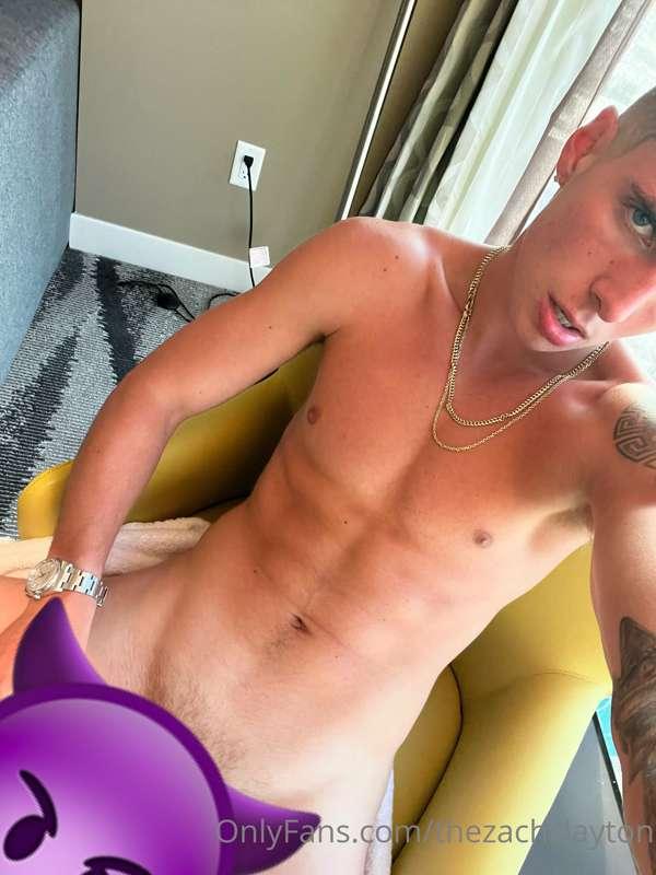 DICK OUT SELFIES 🍆👀 whos cuter me or Big Zach??? 😈