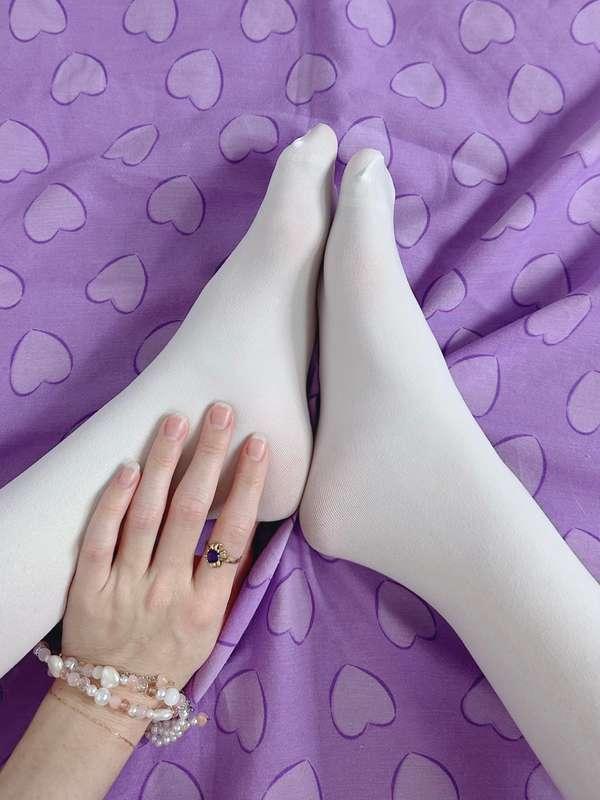 tiny feets :3 🐰