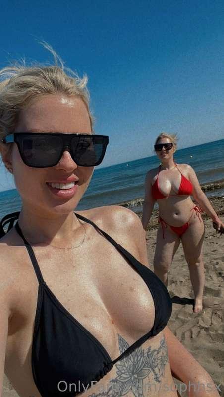 Fancy joining us at the beach? @hollssx