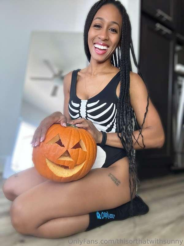 Another spooky day 🎃 
Do you carve pumpkins for Halloween? O..