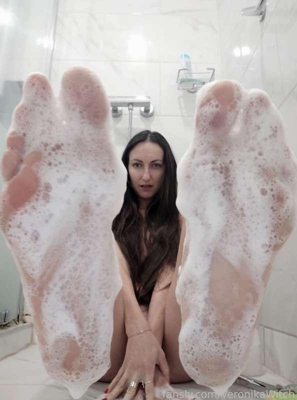 Are you spying on me having a shower?🚿

#feet #feetfetish #barefeet #toes #cutetoes #soles #sole #feetworship #feetpics #longhair #greneyes #darkhair #brunette #slim #petite #skinny #fit
