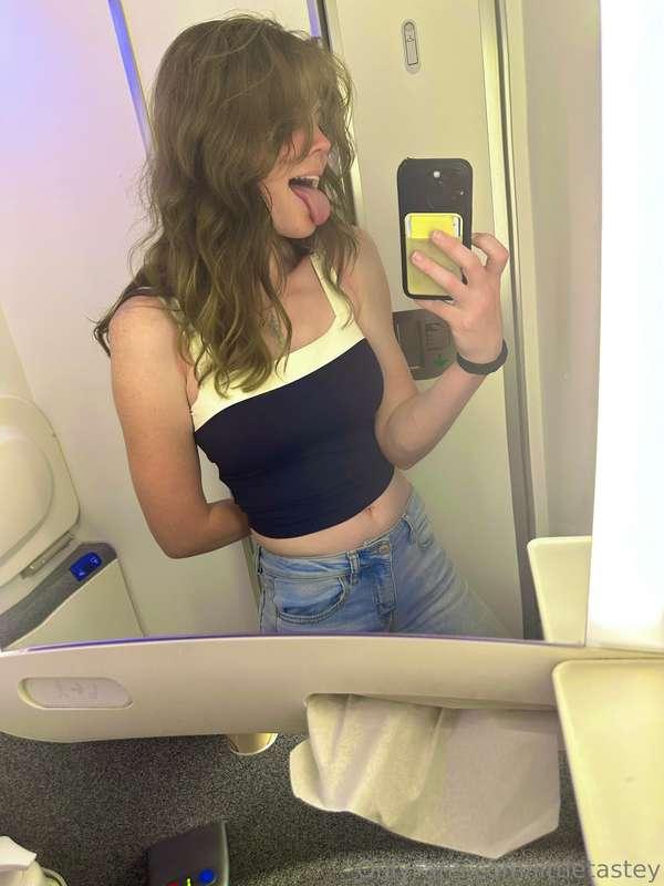 Holy cow Miami airport is HOT 🔥🔥🔥 My plane took forever to r..