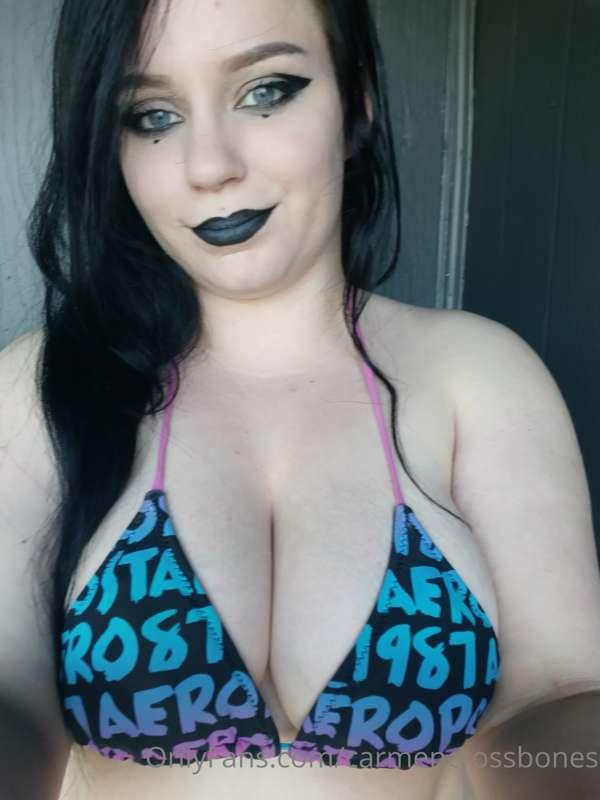 Check your dms for more 😘