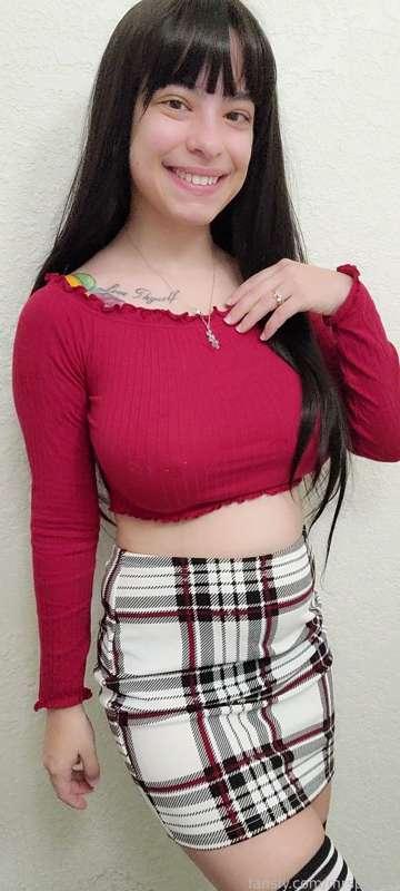 Come watch me lift my skirt and shirt up for you ♡ I'm being naughty 😜 