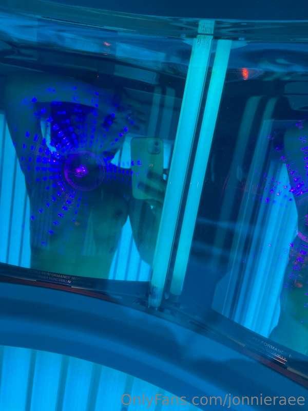 Little tanning sesh 💋