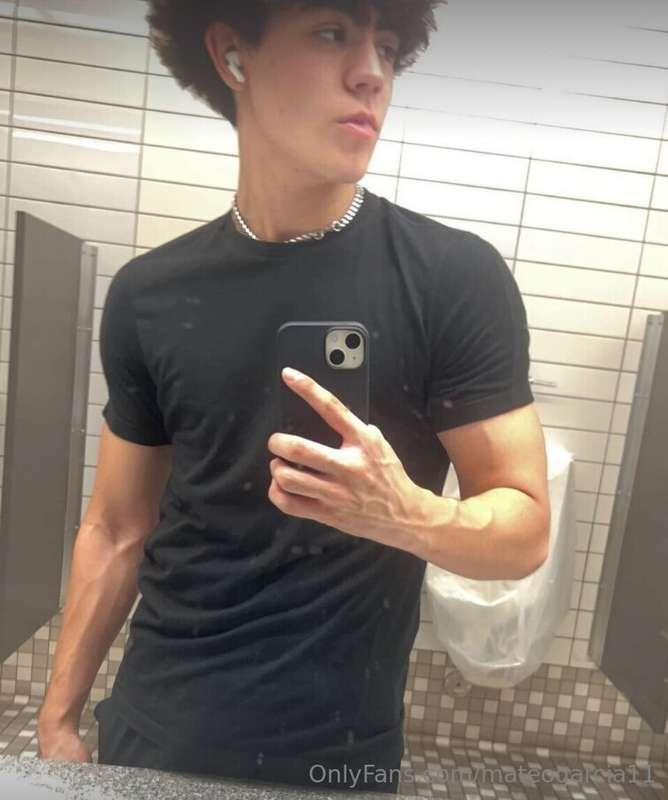 Just checking if somebody is here so I can show you my cock😜