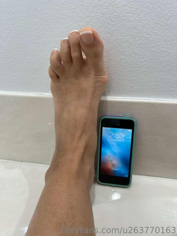 Look how tiny the phone is next to my foot 🦶🤭❤️