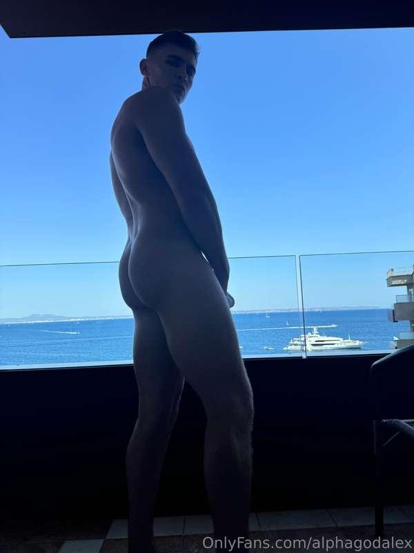 Just made every single persons day on that yacht 😏🍆 🍑