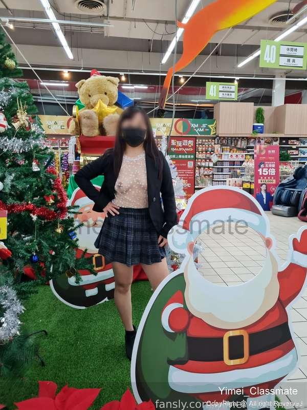 Wish all fans a Merry Christmas~~
I came secretly to buy Christmas gifts during work hours, so of course I had to show off😆😆
Today is Christmas Eve... Do fans want to exchange gifts with me😘😘

祝福粉絲們耶誕快樂~~
上班時間偷偷來採買耶誕禮物,當然要順便露一下啊😆😆
今天是平安夜..要不要跟我來交換禮物阿😘😘