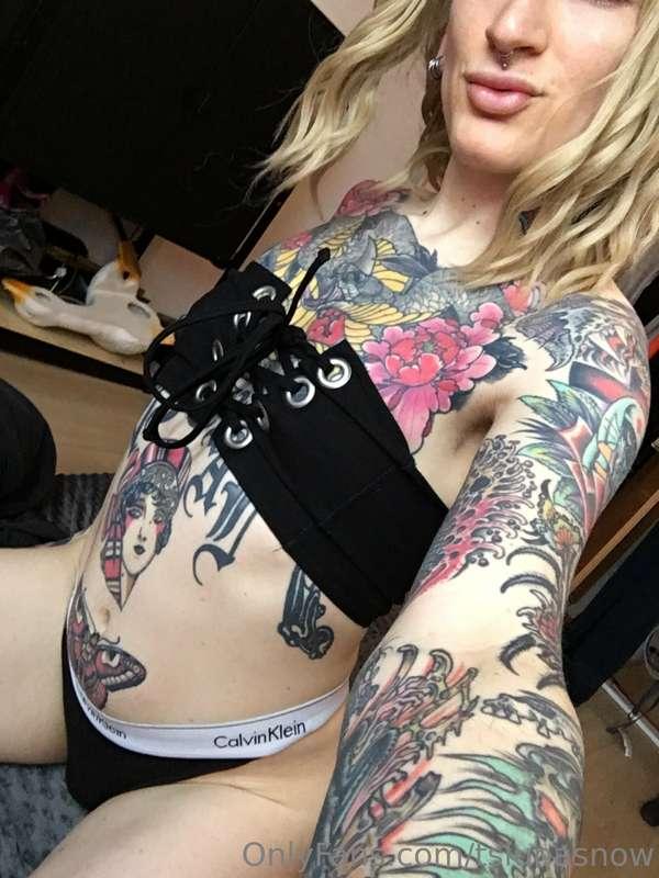 Couldn't resist beeing that naughty mommy slut for you 😶