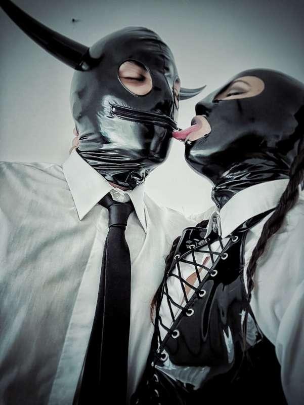 🍯🖤 The Mistress' Kiss 🖤🍯

The prize you would kill to have. ..