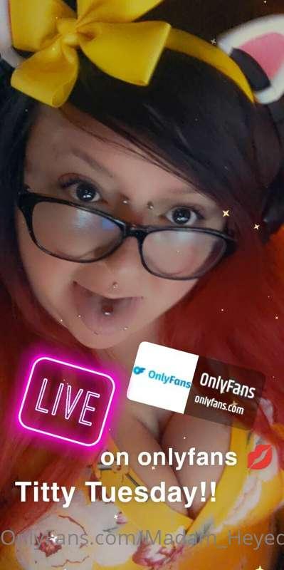 I'm live for titty Tuesday!!!!! Come hang out with me babes ..