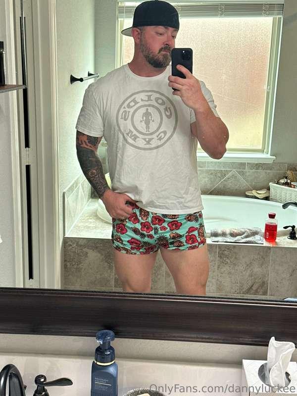 New shorts are def setting the vibe for leg day. Best way to..