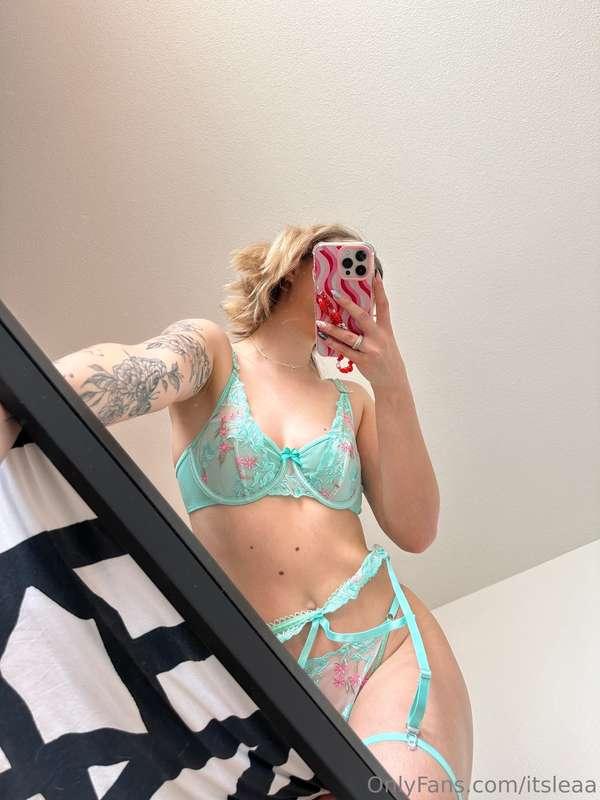 Mirror mirror, who your favorite blonde babe ?❤️ Tell me in ..