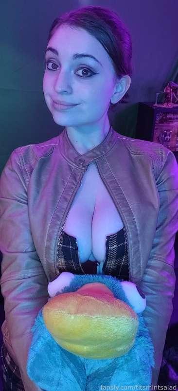 POV: I'm telling you good night before bed, what do?

#fyp #tits #dress #curvy #shorthair #cleavage #plushie #jacket #titsmintsalad