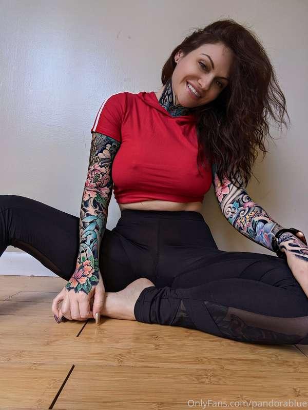 ❤️🖤 Am I sexy with clothes on too? Leggings are my favorite ..