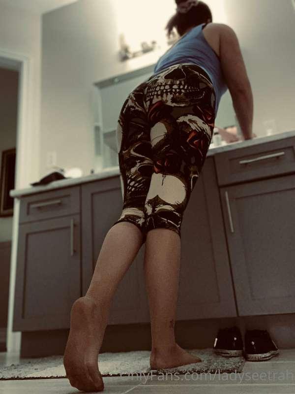 I love it when you watch me clean. Do u like these leggings ..