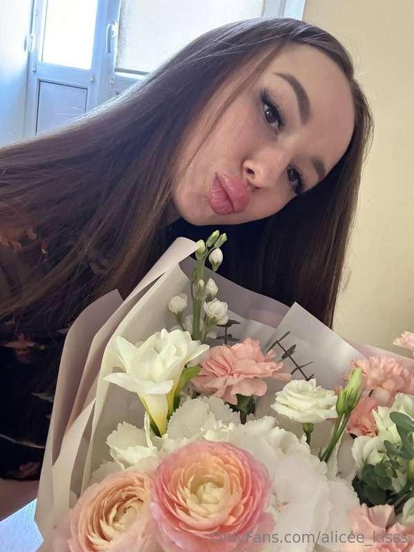 How often a girl should receive flowers🌹