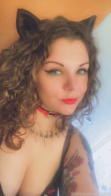 Nerd Queen inviting you to join her kingdom for a free trial..