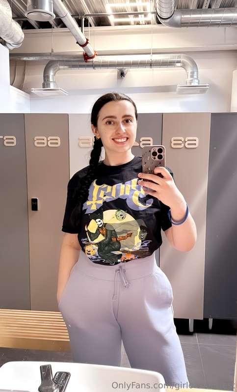 Guys, my sleep-deprived ass made it to the gym after work. L..