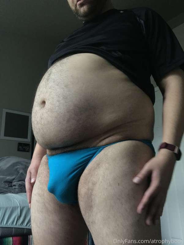 💙 just showered, now I’m deciding what to wear for the day 😌