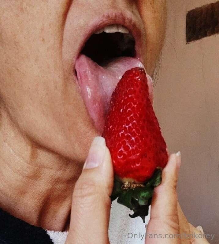 😋A huge strawberry deserves to be tasted in its entirety.😍🍓🍓