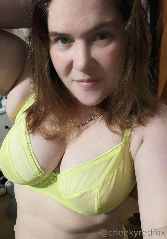 They call me mellow yellow 

#lingerie #neonlingerie