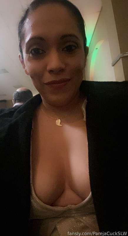 I had the intention of accidentally dropping a boob at this New Year's Eve party. 🔥🔥🔥🔥 But there was no shortage of mischievous looks from some out there. 👀👀
Do you want to see???

Tenia la intencion de que se me saliera por accidente una bubi en esta fiesta de fin de año. 🔥🔥🔥🔥 Pero miradas picaronas no faltaron de algunos por ahi. 👀👀
Quieres mirar???

#FYP #Hotwife 

