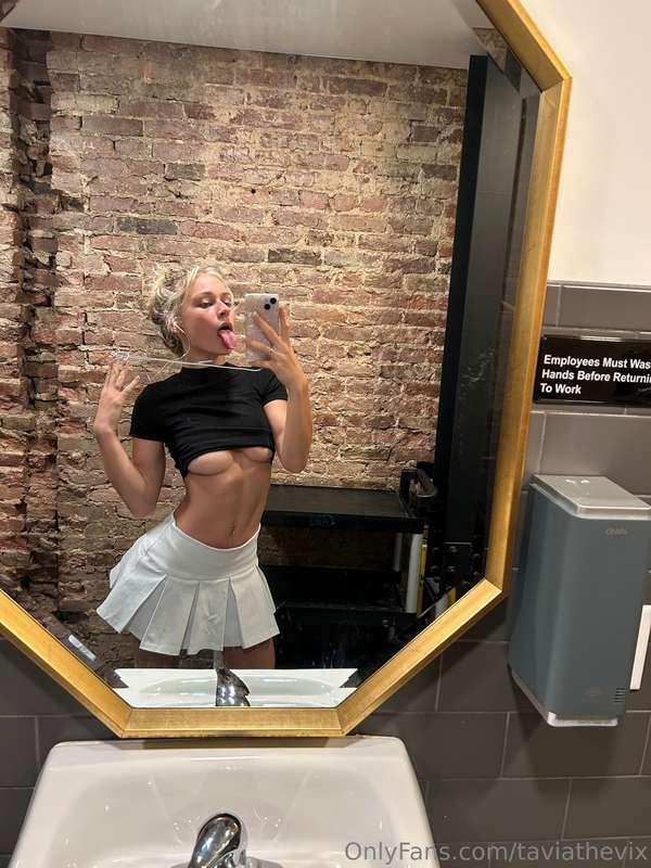 you like my tongue out.. don’t you? 😜