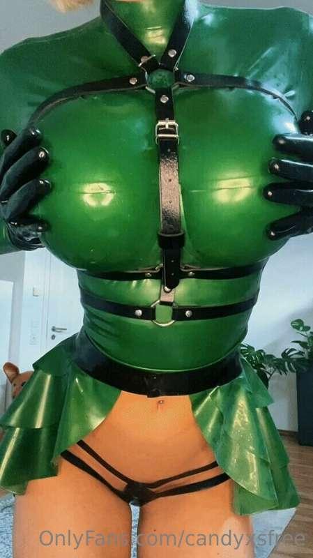 do u like big latex boobs? 😈 ➡️ https://www.onlyfans.com/can..