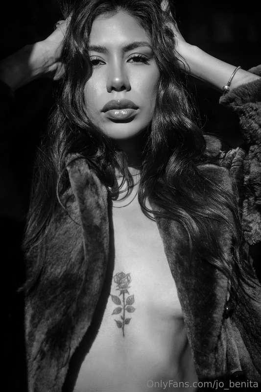 A woman’s gaze can speak a thousand words, revealing mysteri..