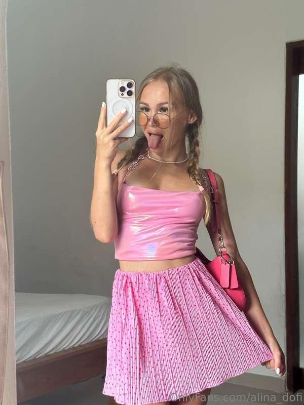 Today I'm a fashionable barbie! 🎀 Of course it's not my favo..