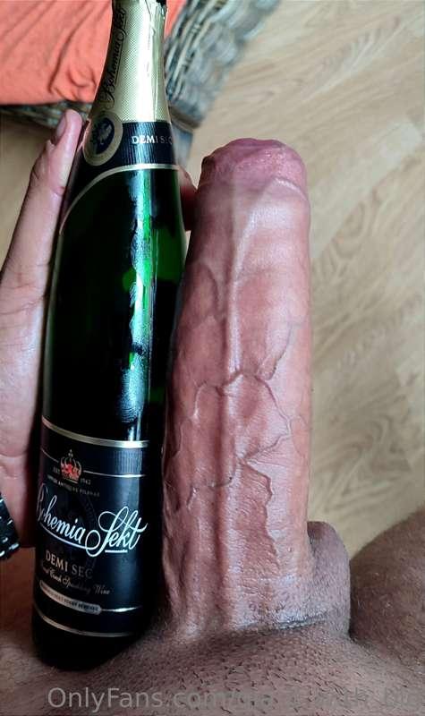 1l bottle of wine no problem for my cock 😍🙂💪